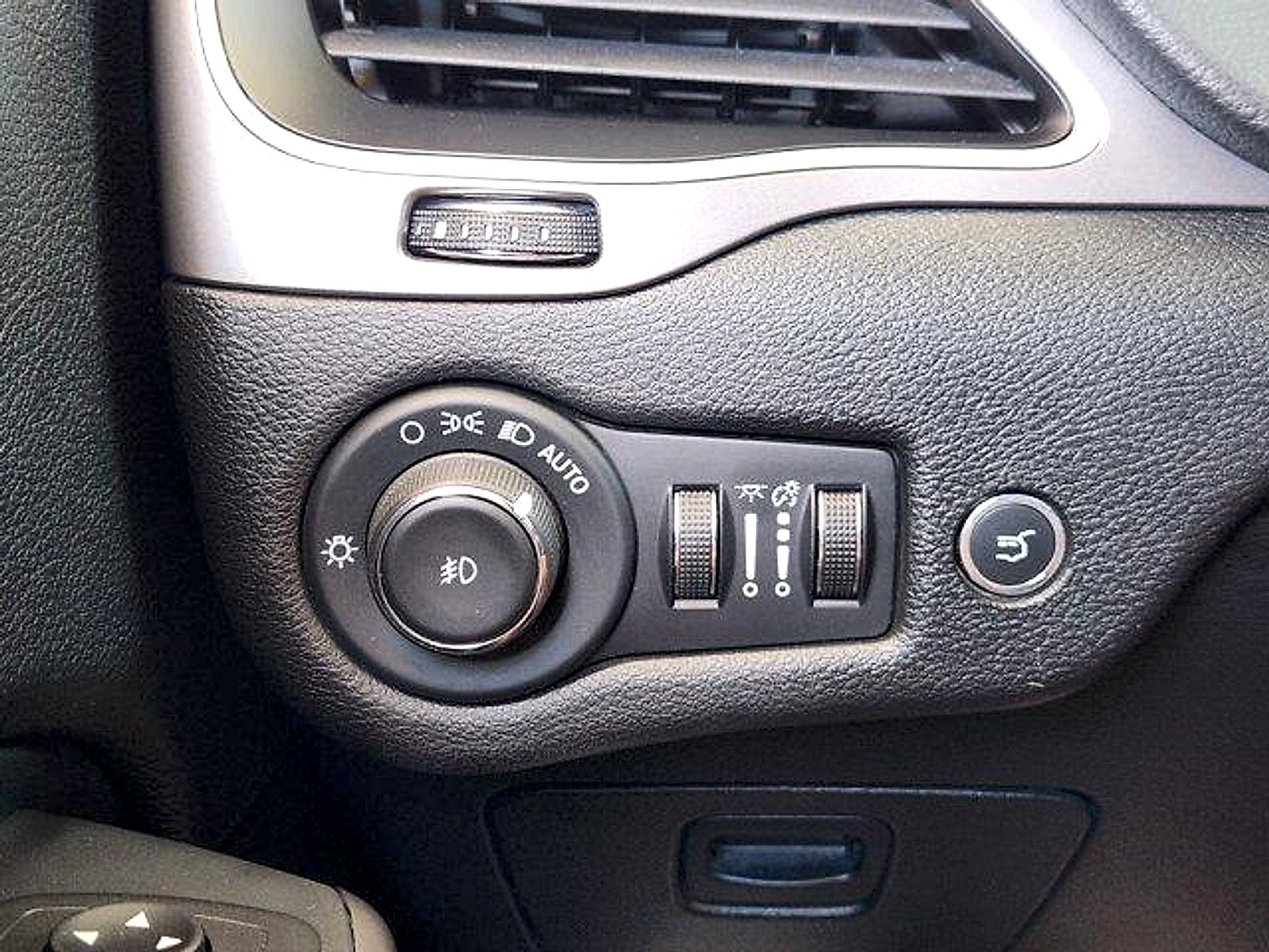 2021 Jeep Cherokee LATITUDE LUX 4DR FRONT-WHEEL DRIVE
